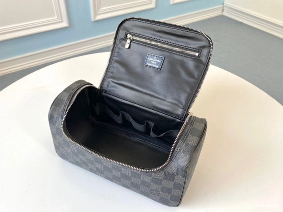 POUCH VUITTON LOUIS TOILETRY 0318